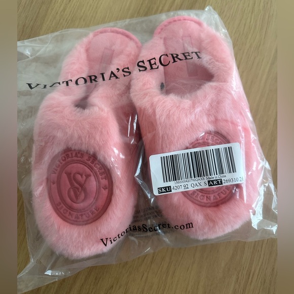 Vicstoria's Secret Closed-Toe Faux Fur Slippers - Picture 2 of 3
